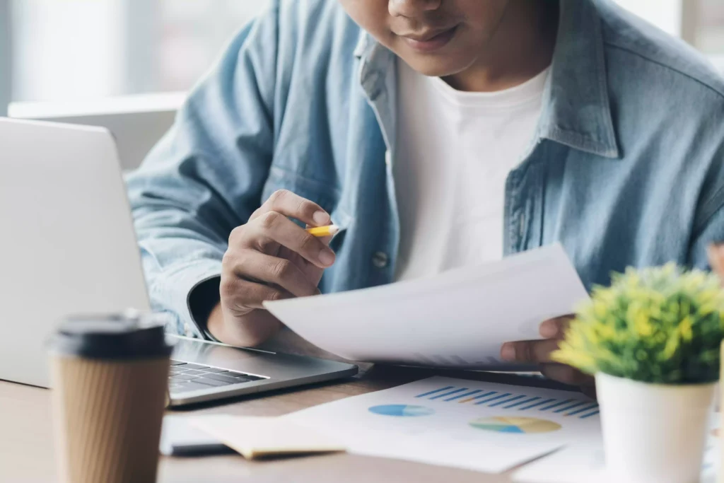 Un consultant de l'agence seo Corse créant un accompagnement seo pour un client.